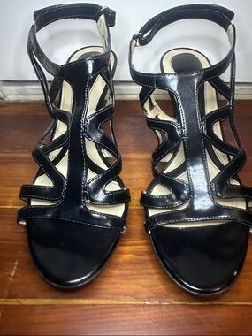 Naturalizer Black Strappy T-Front Women's Sandals